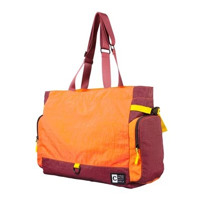 ¿Las bolsas de deporte tienen presilla para colgar las llaves?